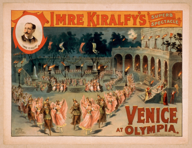 Plakat für Imre Kiralfys Super-Spektakel in Venedig, das kostümierte Künstler vor einem gebogenen und säulenreichen Gebäude mit Laternen und Bäumen im Hintergrund zeigt.
