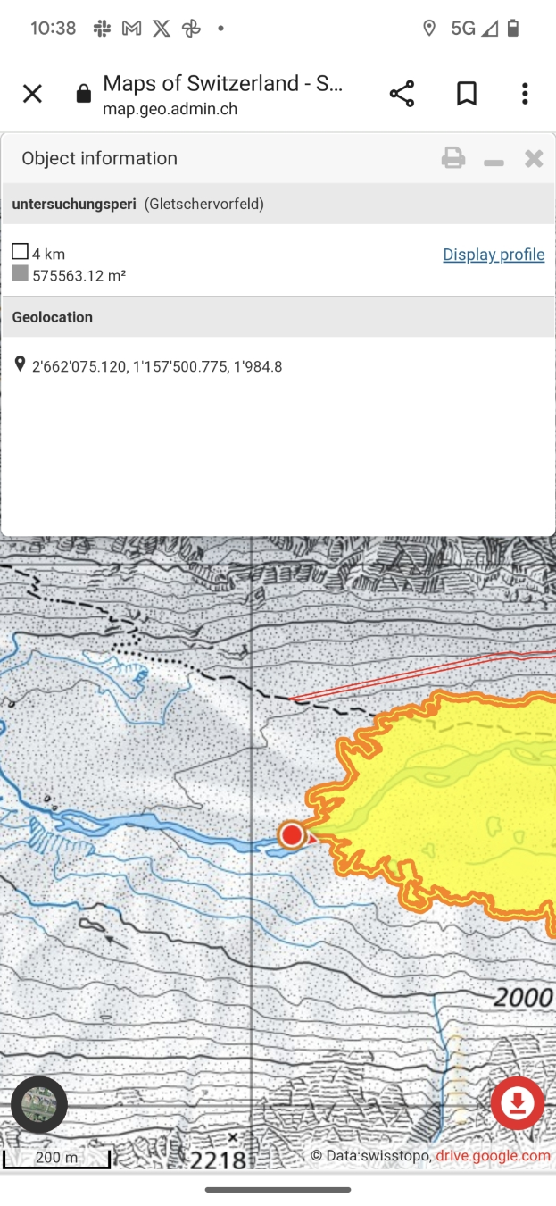 Ein Mobilbildschirm, der eine topografische Karte der Schweiz anzeigt, mit begleitendem Text und Symbolen, die detaillierte Informationen über den Bereich bereitstellen.