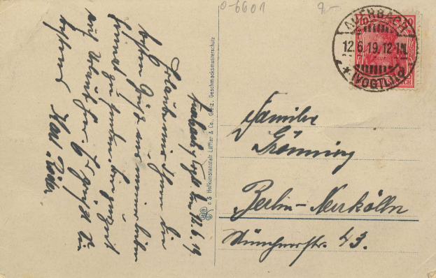 Alte deutsche Postkarte mit einem roten Stempel und der Aufschrift "Gesimnacks & Co. & Co."