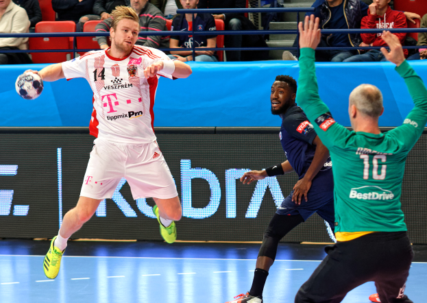 Eine Gruppe von Männern, die auf einem Handballfeld Handball spielen, mit einem Ball in der Mitte der Aktion und Zuschauern im Hintergrund bei der Futsal-Weltmeisterschaft 2019, die Bayern München gegen Paris Saint-Germain spielen.