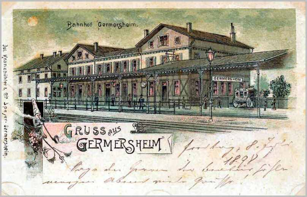Eine alte Postkarte, die ein Bahnhofsgebäude in Deutschland zeigt, mit einem Gebäude, einem Zaun, Menschen, Fahrzeugen, Bäumen und einem bewölkten Himmel, beschriftet mit "Bahnhof Germersheim".