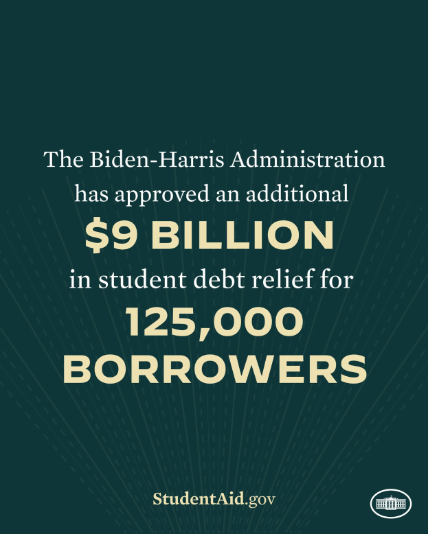 Ein Plakat mit dem Text "Die Biden-Harris-Regierung hat weitere 9 Milliarden US-Dollar an Studienkrediten für 125.000 Schuldner genehmigt" und einem Logo unten.