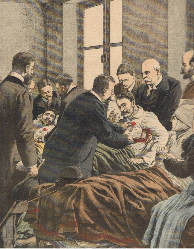 Eine Gruppe von Menschen umgibt einen Mann in einem weißen Laborkittel und Stethoskop, der auf einem Bett in einem Raum mit einem Fenster liegt, mit dem Text "KÜNSTLER'S Tod in Paris" unten.