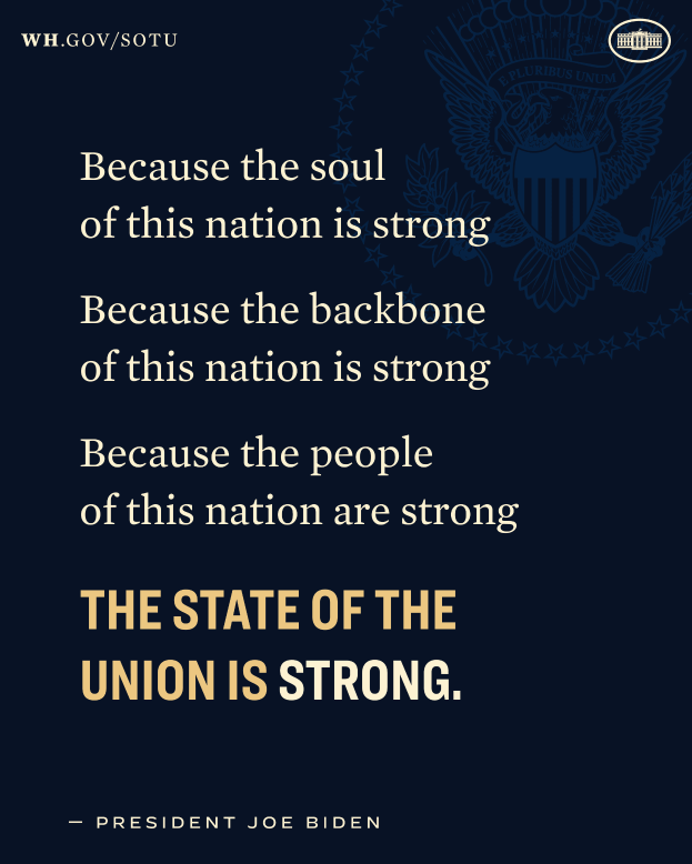 Ein Plakat mit einem Schild-Logo mit einem Stern, Lorbeerkranz und 'Vereinigte Staaten von Amerika'-Banner, begleitet von Text, der 'Der Zustand der Union ist stark - Präsident Joe Biden' in fetter Schrift liest.