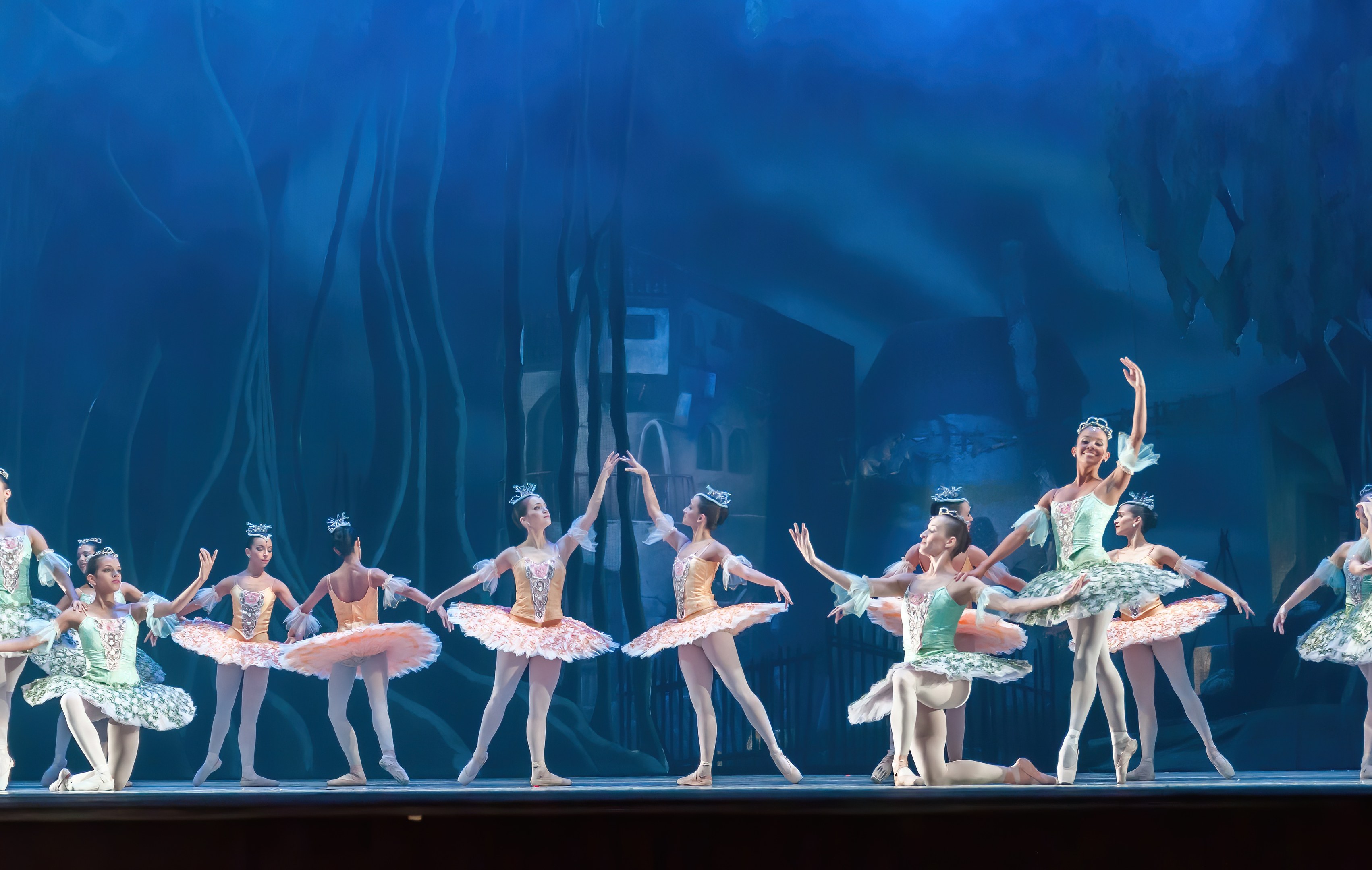 "Theater des Estrada-Liedes" des Zentrums für Ästhetische Bildung von Kindern der Region Nizhny Novgorod wird vor Beginn der "Nussknacker"-Vorstellung im Nizhny Novgorod TYUZ am 1. Juni auftreten