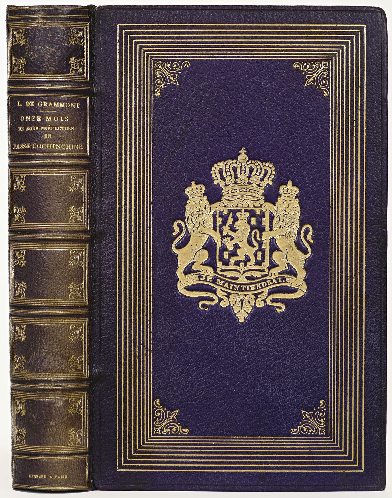 Ein blaues Gesetzbuch mit einer goldenen Krone darauf, auf einem weißen Hintergrund, mit Text und einem Logo auf dem Cover.