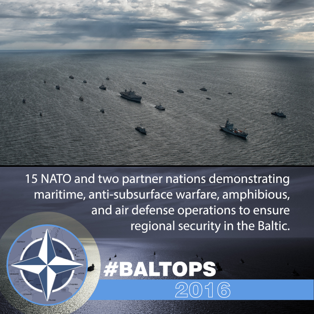 Eine Gruppe von Schiffen auf dem Wasser mit einem bew├Âlktem Himmel im Hintergrund und einem Text unten, der "15 NATO und zwei Partnerstaaten maritime, anti-unterwasserkriegsf├╝hrung, amphibische und luftverteidigung Operationen durchf├╝hren, um die regionale Sicherheit in der Ostsee zu gew├Ąhrleisten" neben einem Logo.