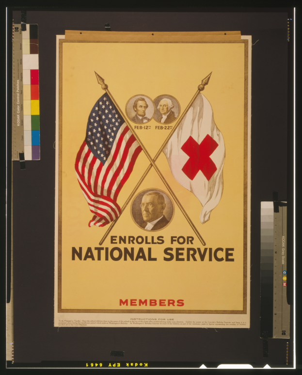 Ein gerahmtes Poster mit zwei winkenden Flaggen, zwei lächelnden Personen und einer fett gedruckten Schrift, die "Einberufung für Nationaldienstmitglieder" lautet.