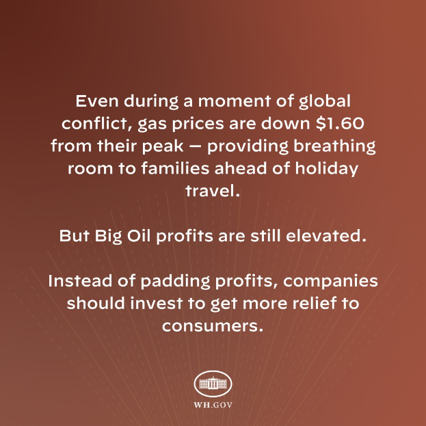 Ein brauner Hintergrund mit einer Aussage, dass die Gaspreise um $1.60 von ihrem Höchststand gesunken sind und Familien vor den Feiertagsreisen Erleichterung bringen, während ein globaler Konflikt herrscht.