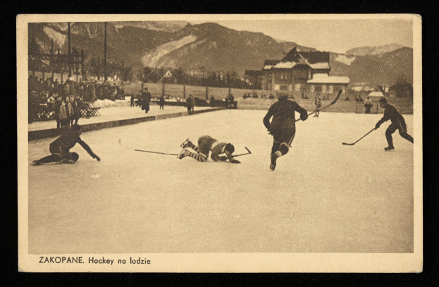 Ein Schwarz-Weiß-Foto von Menschen, die Hockey auf einem Eisplatz spielen, mit Gebäuden, Bäumen, Pfosten und Bergen im Hintergrund und Text unten.
