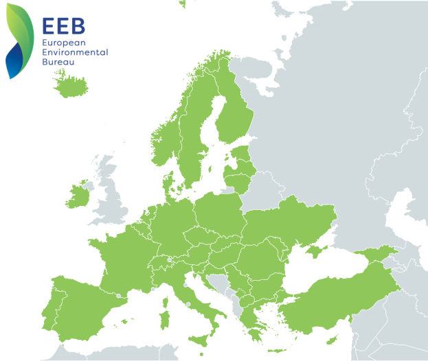 Eine Karte von Europa mit verschiedenen Grüntönen, die unterschiedliche Regionen anzeigen, und dem Logo des Europäischen Umweltbüros in der linken oberen Ecke.