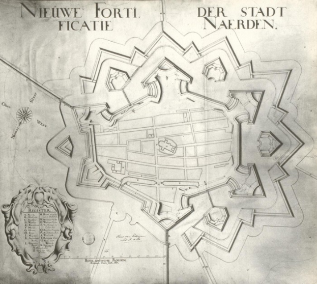 Ein detaillierter Papierplan von Niederlande, Deutschland, der Straßen, Gebäude und Sehenswürdigkeiten zeigt, mit begleitendem Text.