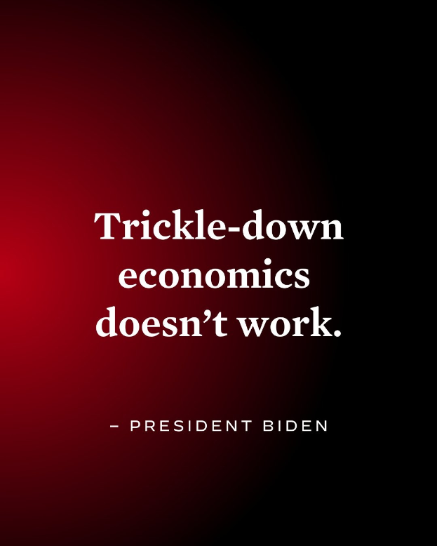 Ein Plakat mit fetter schwarzer Schrift, die den Text 'Trickle-Down Economics Doesn't Work' auf einem weißen Hintergrund zeigt, eingerahmt von einem dünnen schwarzen Rand, begleitet von einem Zitat des Präsidenten Biden.
