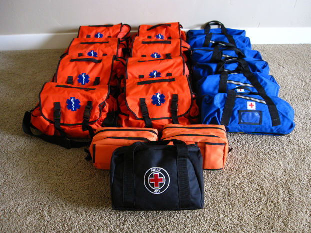 Blaue und orangefarbene Erste-Hilfe-Taschen.