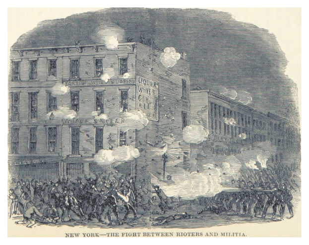 Ein Plakat, das eine gewaltsame Konfrontation zwischen Aufständischen und Miliz in New York City zeigt, mit Menschen auf dem Boden, die Waffen halten, Gebäuden im Hintergrund und Rauch, der aus ihnen aufsteigt, sowie dem Text "New York - Der Kampf zwischen Aufständischen und Miliz" unten.