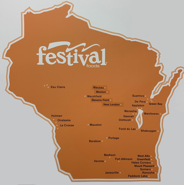 Ein leuchtendes Plakat einer Wisconsin-Karte voller bunter Lebensmittel und dem Text "Festival Foods."