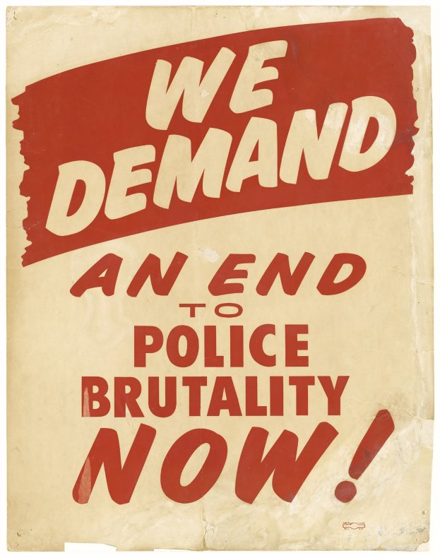 Ein Plakat mit fetter schwarzer Schrift auf einem weißen Hintergrund, eingerahmt von einem schwarzen Rand, trägt die Aufschrift "Wir fordern ein Ende der Polizeigewalt jetzt" in einer modernen, auffälligen Schriftart.