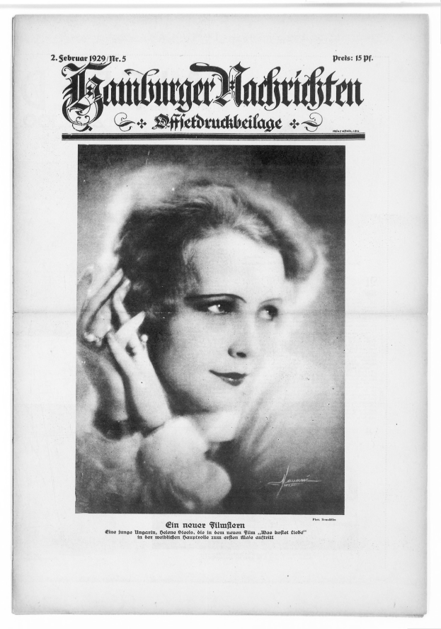 Schwarz-weiß-Foto einer Frau mit ernstem Gesichtsausdruck, direktem Blick, zurückgebundenem Haar und leicht geöffneten Lippen, die ein weißes Kleid mit einem gemusterten Schultertuch trägt, auf der Titelseite einer deutschen Zeitung.
