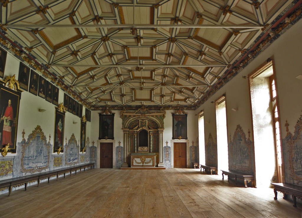 Ein Innenblick in einen Saal mit Rahmen, Kunst, Türen, Fenstern und Bänken.