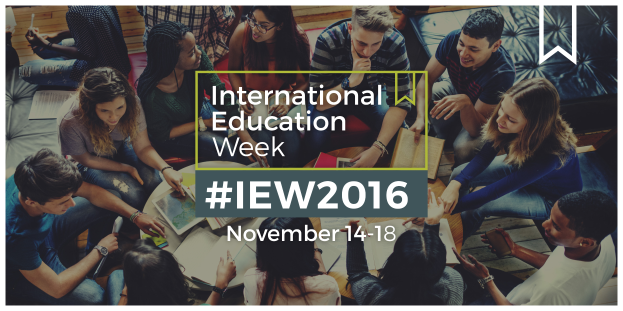 Eine Gruppe von Menschen, die auf einem Sofa sitzen, einige halten Bücher und Stifte, mit dem Text "International Education Week IEW 2016" in der Mitte, die in ein Gespräch vertieft sind.