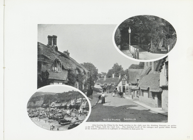 Schwarzes und weißes Foto eines Dorfes mit Reetdächern, Straßenlaternen, Straßenlaternen, Fußgängern, Bäumen und einem klaren Himmel mit Text unten.