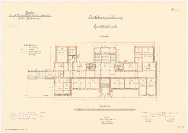 Schwarzes und weißes Architekturzeichnung eines detaillierten Grundrisses des Reichstagsgebäudes in Berlin, Deutschland, mit Text annotiert, der die Raumaufteilung, Flure, Fenster, Türen und strukturelle Merkmale beschreibt.
