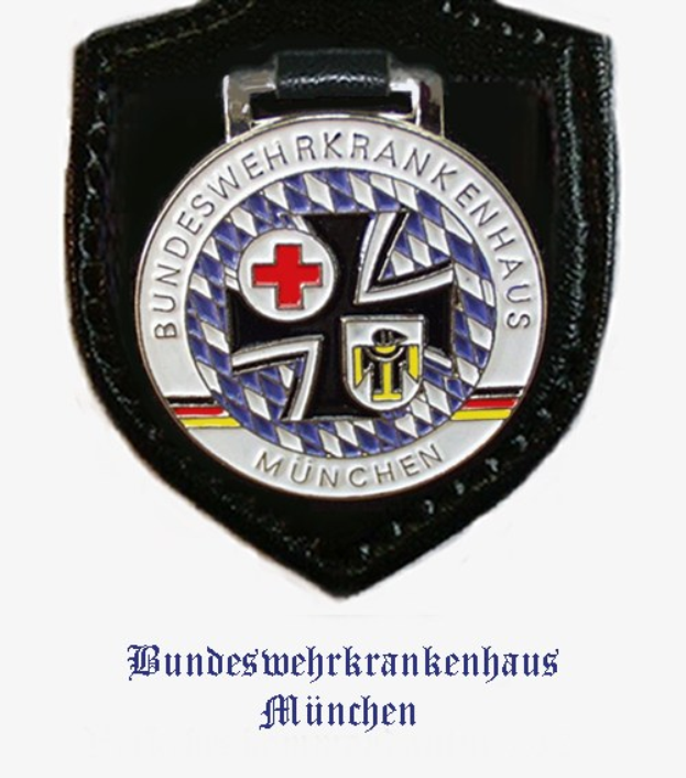 Schwarzes Lederpatch mit rotem Kreuz-Logo und "Bundeswehrkrankenhaus München"-Text.