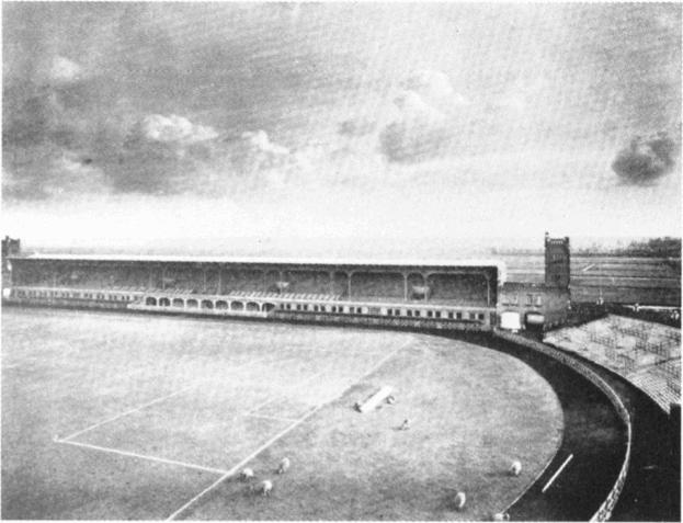 Schwarzes und weißes Foto eines Fußballfeldes mit einem Stadion, das von Bäumen umgeben ist und von einem bewölkten Himmel, mit der Beschriftung "Stoke City Football Club" unten.
