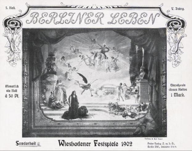 Schwarz-weiß-Foto einer Bühne mit Darstellern in traditioneller deutscher Tracht während der "Wiesbadener Festspiele 1902", umgeben von einem applaudierenden Publikum und bunten Bühnendekorationen.