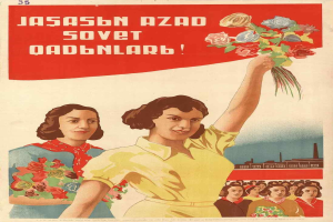 Sowjetisches Propagandaplakat zum Internationalen Frauentag, das eine Frau mit Blumen zeigt, umgeben von Menschen und einem Gebäude, mit der Aufschrift 'Frauentag'.