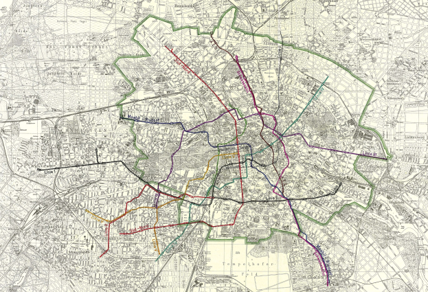 Farbenfrohe Linien auf einer alten Karte von Berlin, Deutschland, zeigen die Route der Berliner U-Bahn.
