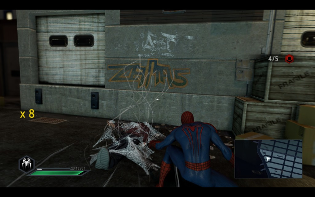 Ein Zug mit Kisten auf seinem Frachtbereich, und eine Spider-Man-Figur, die auf den Kisten steht.