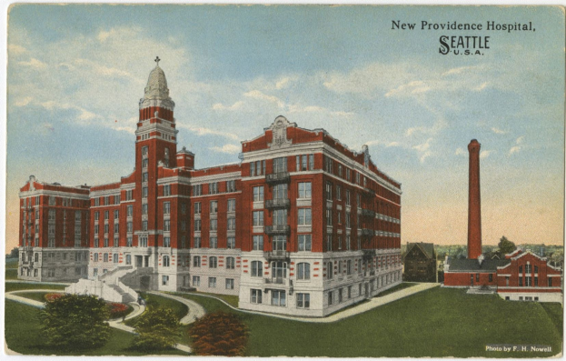 Eine Ansichtskarte des Neuen Providence Hospitals in Seattle, Washington, zeigt ein großes Gebäude mit Fenstern, Treppen mit Geländern, Bäume, Gras und einen bewölkten Himmel, mit Text auf der Ansichtskarte.