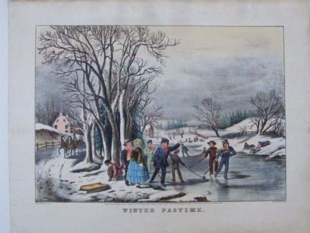Eine Gruppe von Menschen, die auf einem zugefrorenen See Schlittschuh laufen, umgeben von Bäumen, Häusern und einem Zaun. Der Himmel ist im Hintergrund zu sehen. Die Radierung trägt den Titel "Wintervergnügen" und wurde von Thomas Rowlandson geschaffen.